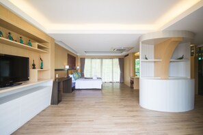 Suite, uitzicht op zee (King Suite Sea View & Pool) | Luxe beddengoed, een minibar, een kluis op de kamer, een bureau