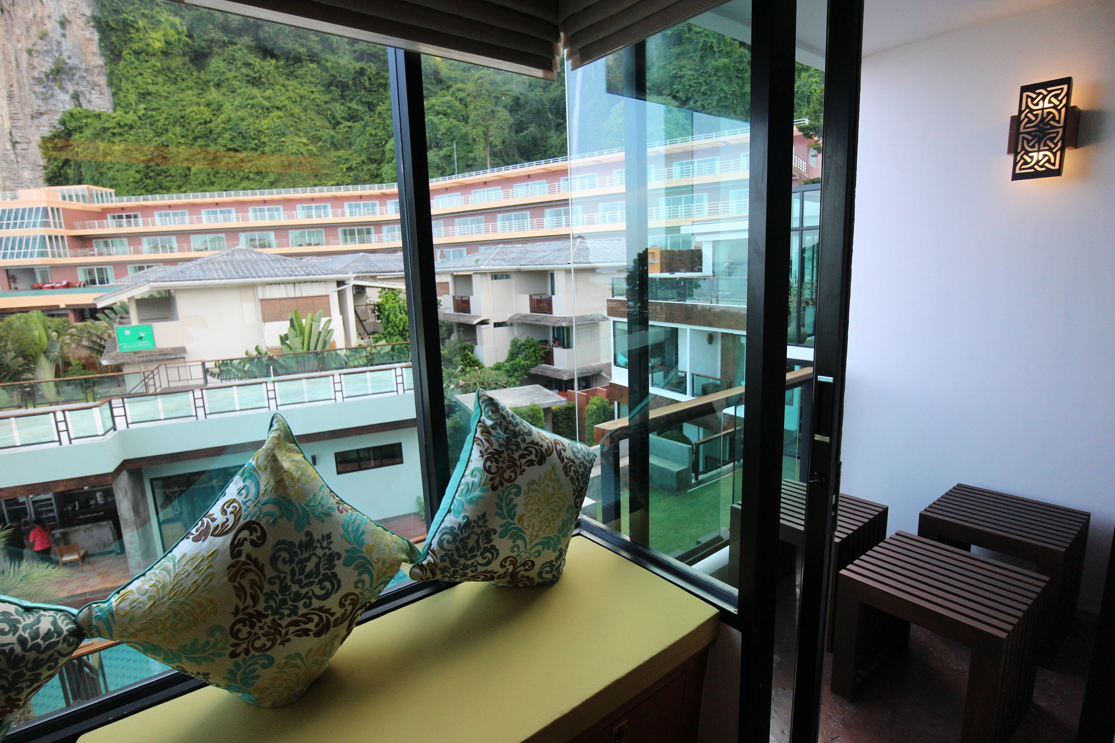 Suite – junior (Junior Suite With View) | Oppholdsområde | En 36-tommers LCD-TV med kabel-kanaler samt TV og premierefilmer