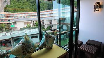 Suite – junior (Junior Suite With View) | Oppholdsområde | En 36-tommers LCD-TV med kabel-kanaler samt TV og premierefilmer