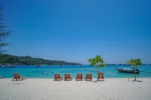 On the beach, white sand, sun-loungers, beach umbrellas - Phi Phi Nice Beach Resort (Ko Phi Phi)