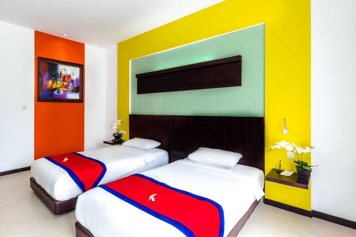 Literie de qualité, lit avec matelas à plateau-coussin, minibar
