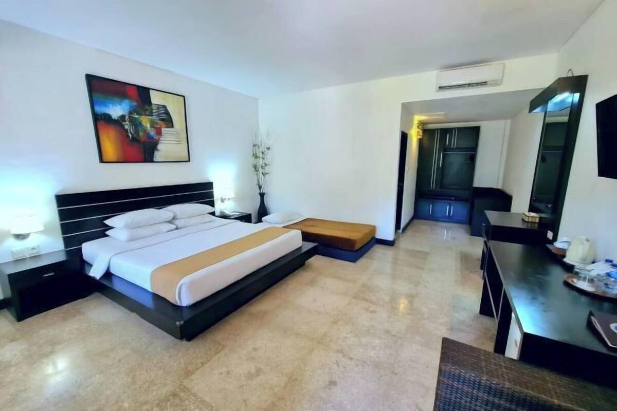 Minibar, in-room safe, desk, free WiFi