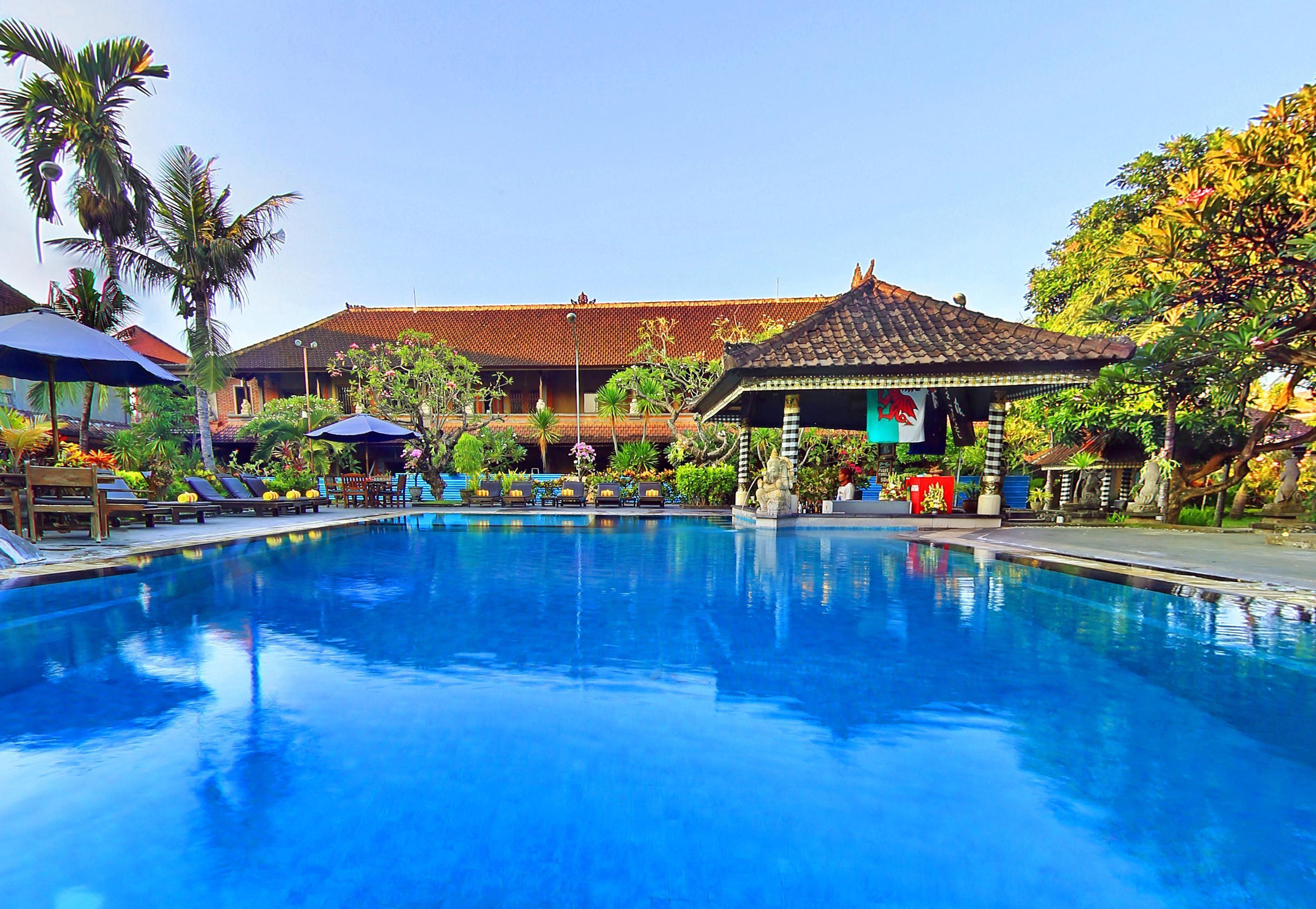 2 outdoor pools, pool loungers