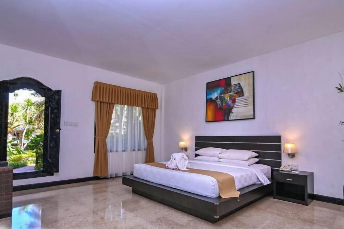 Minibar, in-room safe, desk, free WiFi