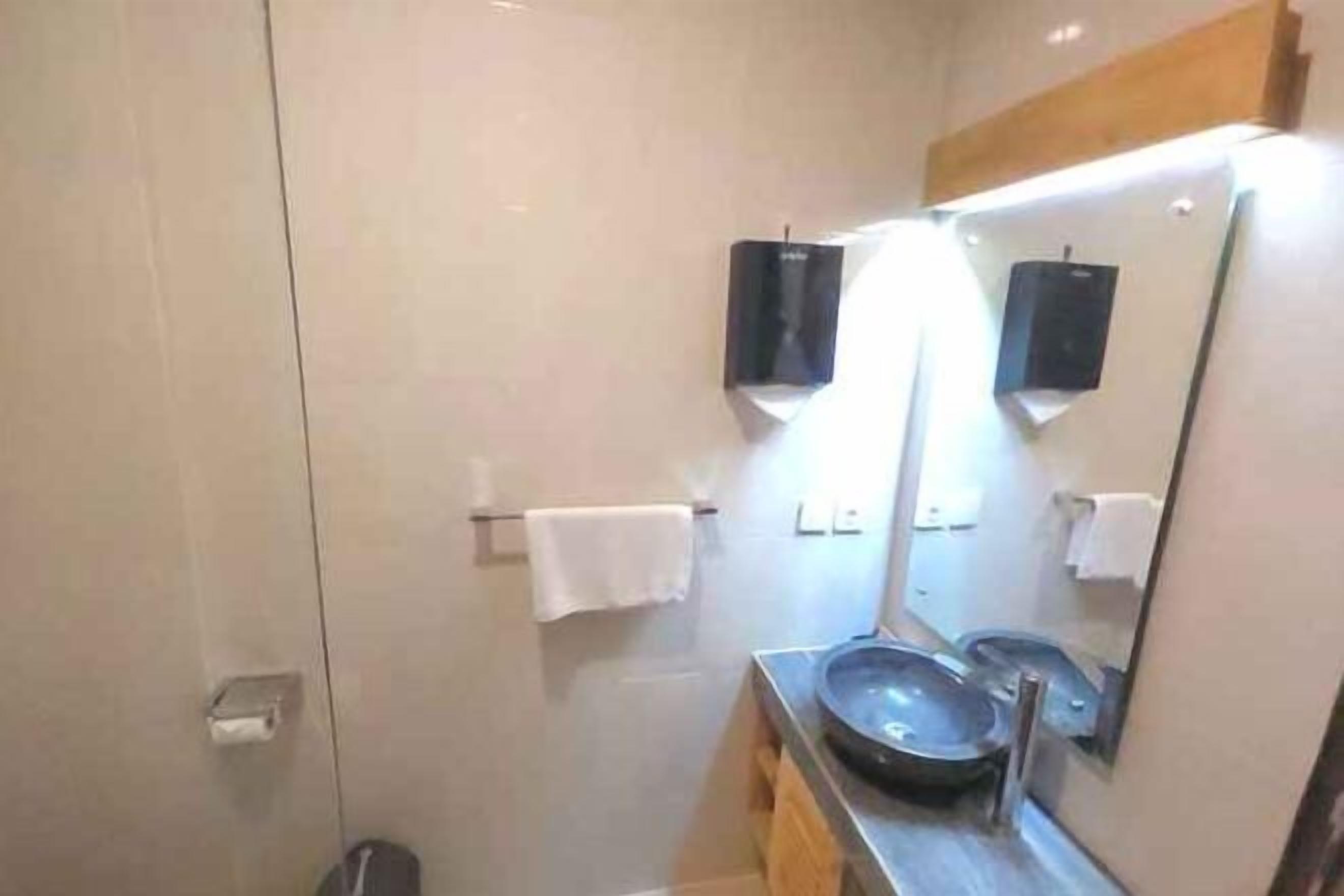 浴室 | 免費盥洗用品、吹風機、拖鞋、毛巾