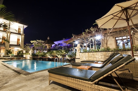 2 piscinas al aire libre, sillones reclinables de piscina