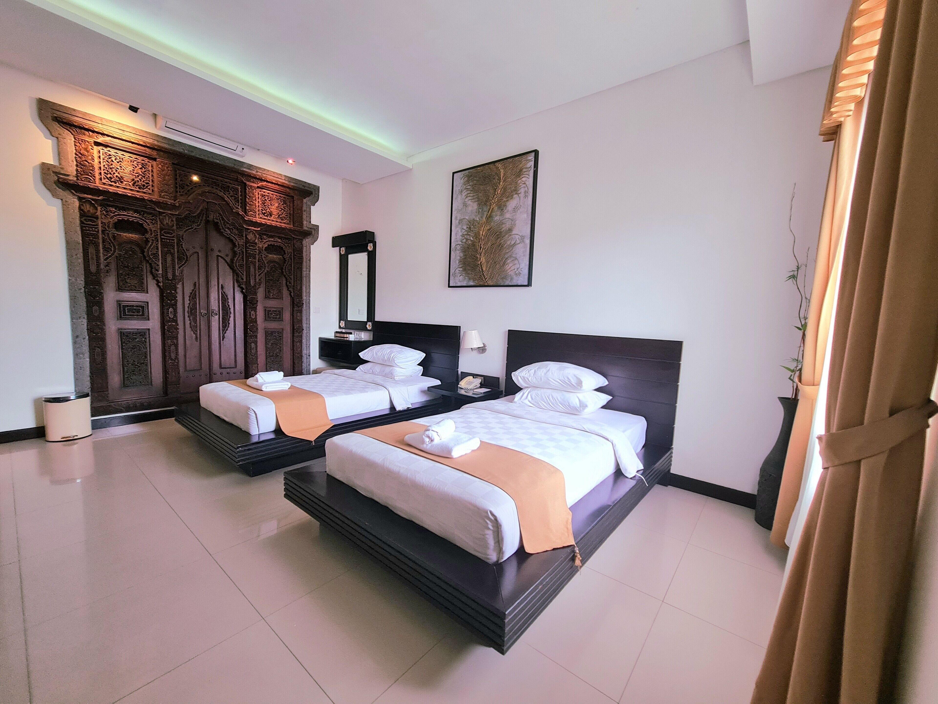 Camera Deluxe con 2 letti singoli, 1 camera da letto | Minibar, una cassaforte in camera, una scrivania, Wi-Fi gratuito