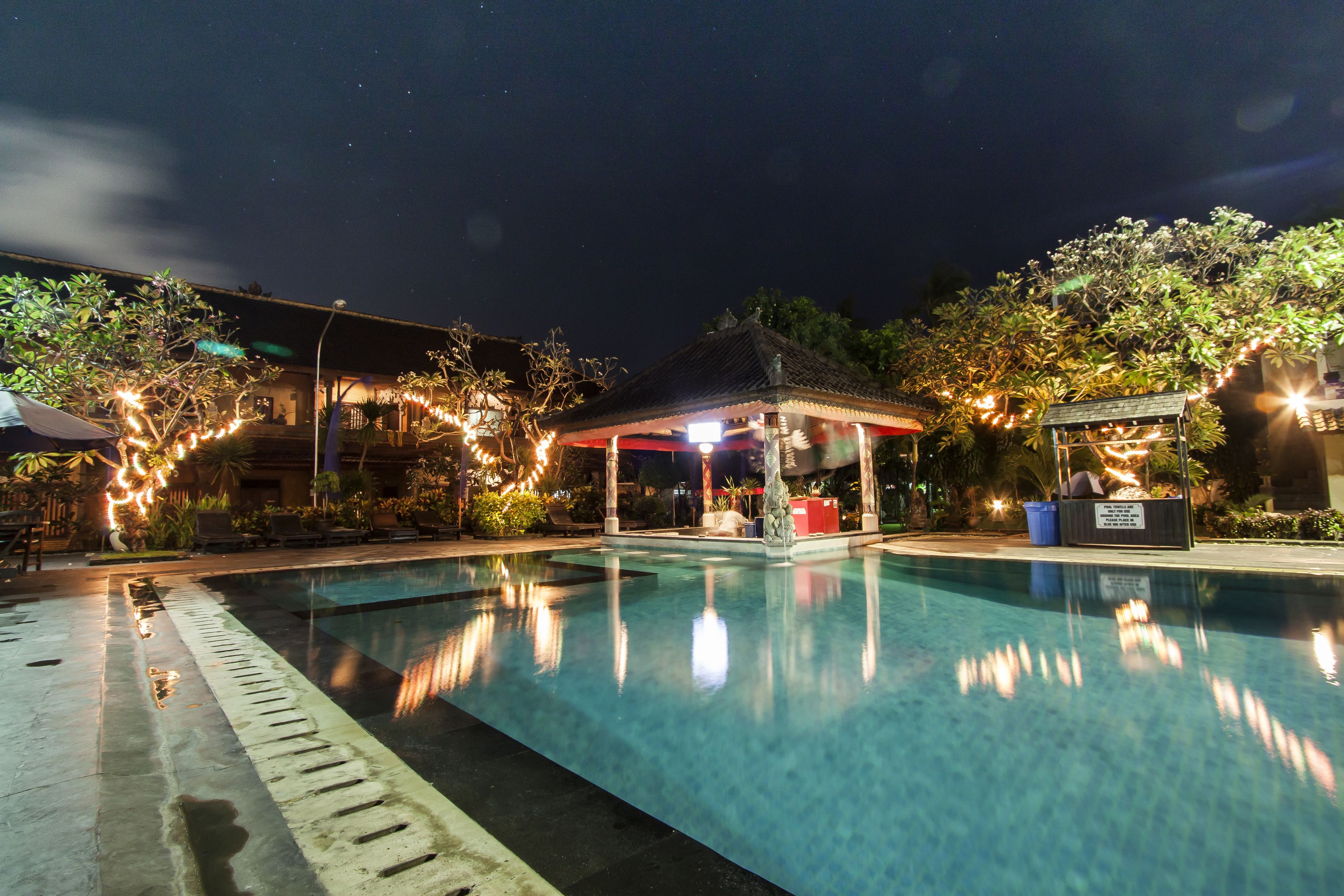 2 outdoor pools, pool loungers