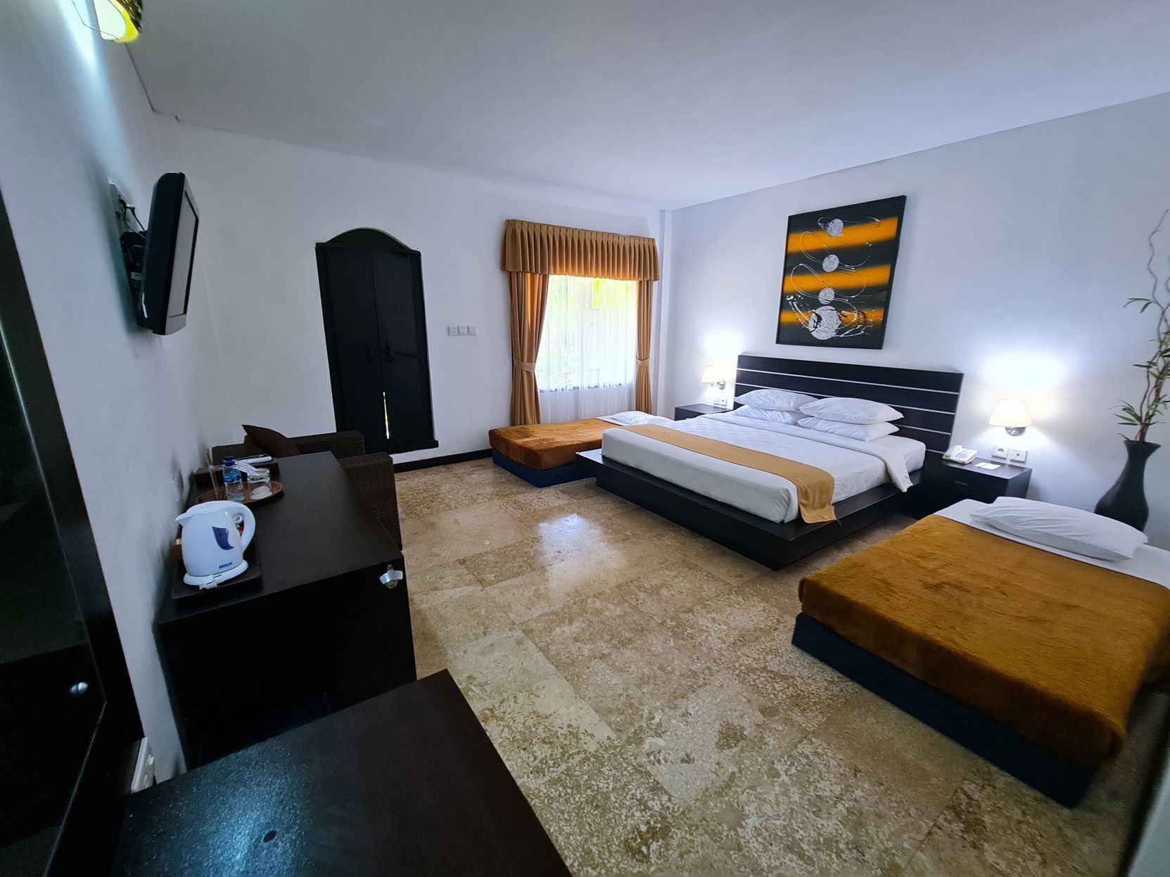 迷你吧、客房内保险箱、办公桌、免费 WiFi