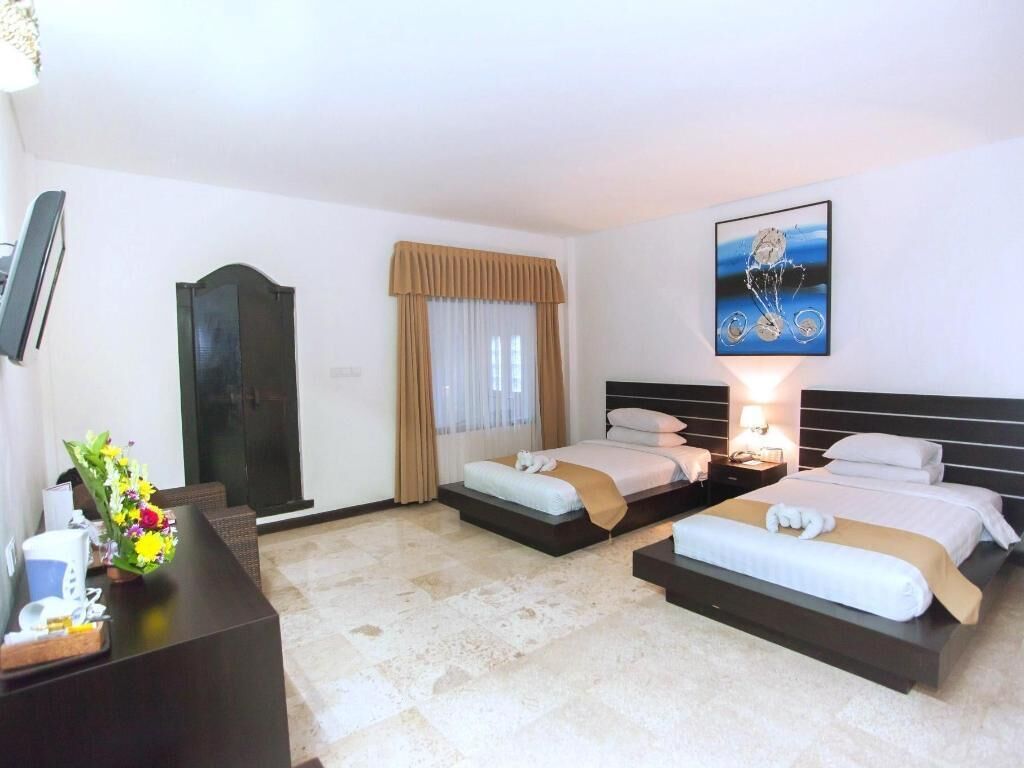 Minibar, in-room safe, desk, free WiFi