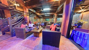 2 restaurants, breakfast, lunch, dinner served; international cuisine