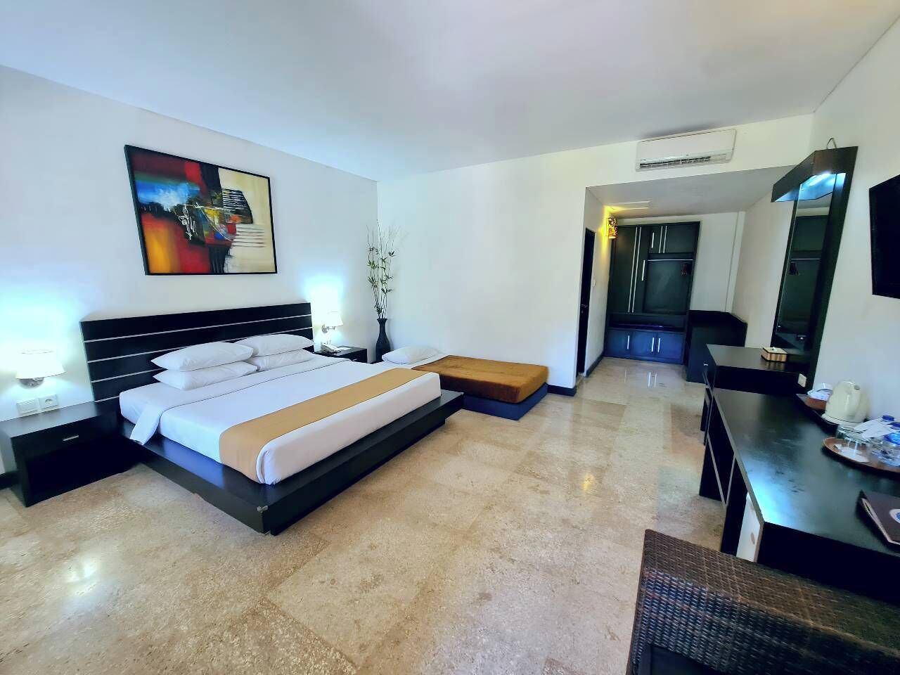 Kahden hengen superior-huone (Shower) | Minibaari, tallelokero huoneessa, työpöytä, ilmainen Wi-Fi