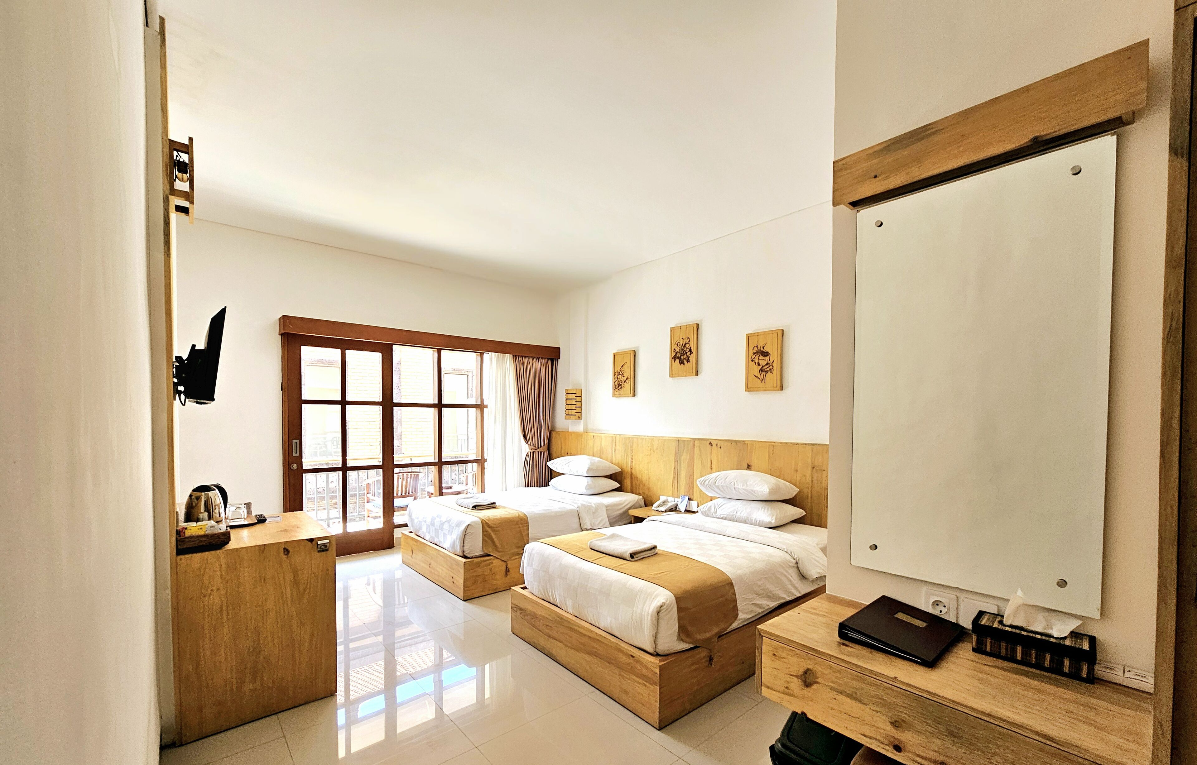 Kahden hengen superior-huone (Shower) | Minibaari, tallelokero huoneessa, työpöytä, ilmainen Wi-Fi