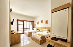 Superior Double Room (Shower) | Bar mini, peti besi dalam bilik, meja, Wi-fi percuma 