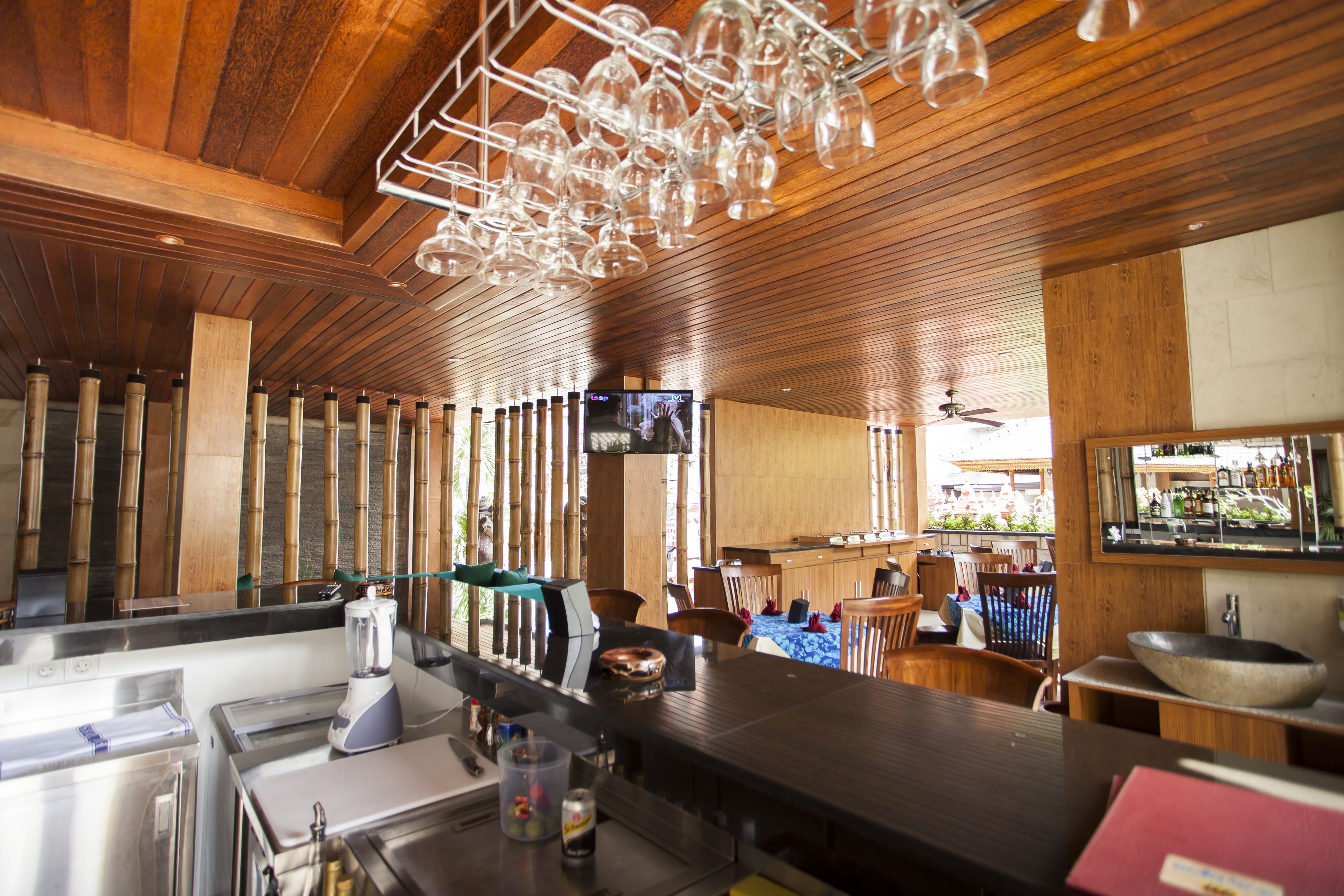 2 restaurants, breakfast, lunch, dinner served; international cuisine