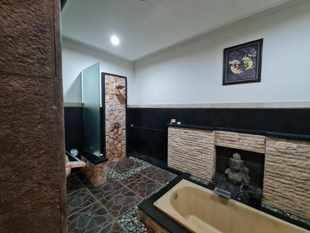 Bathroom | Free toiletries, hair dryer, slippers, towels