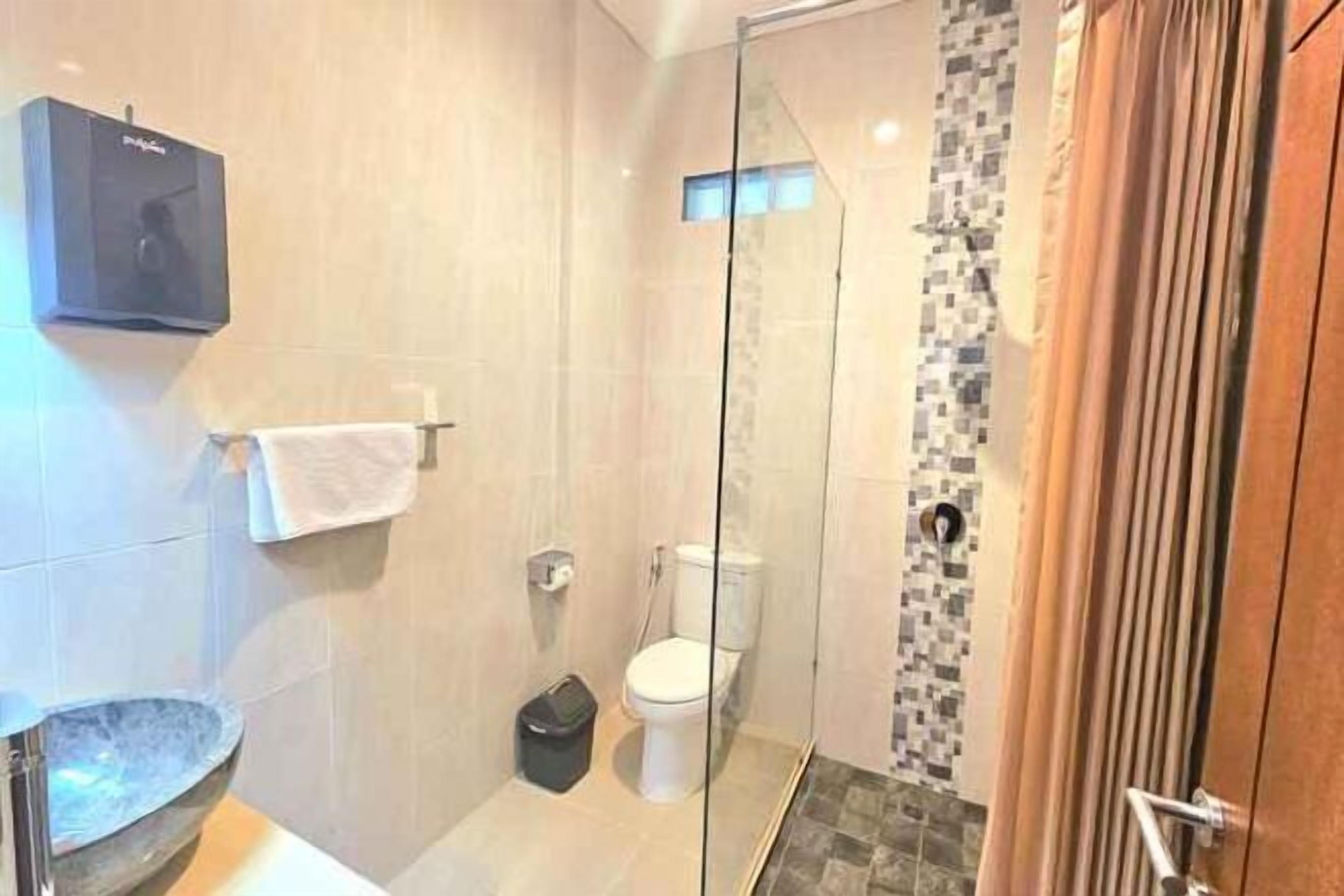 浴室 | 免費盥洗用品、吹風機、拖鞋、毛巾