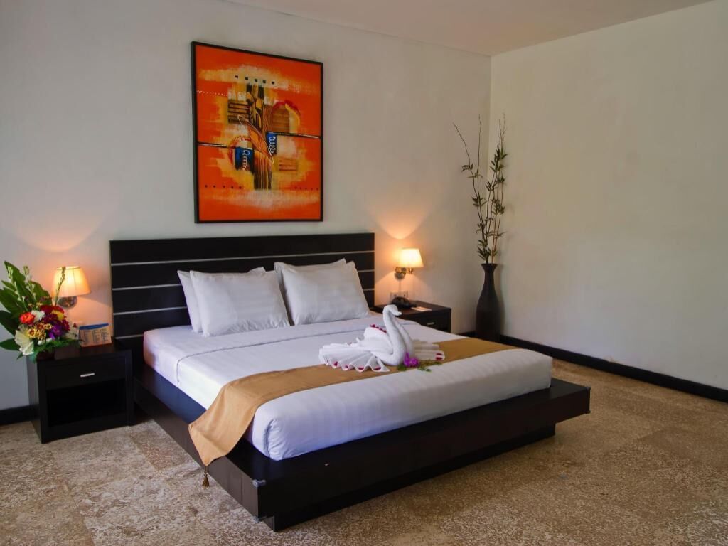 Minibar, in-room safe, desk, free WiFi