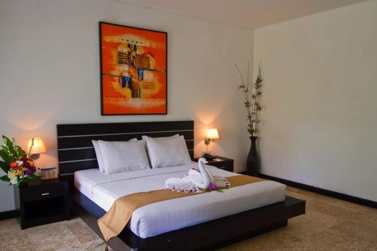 Minibar, in-room safe, desk, free WiFi