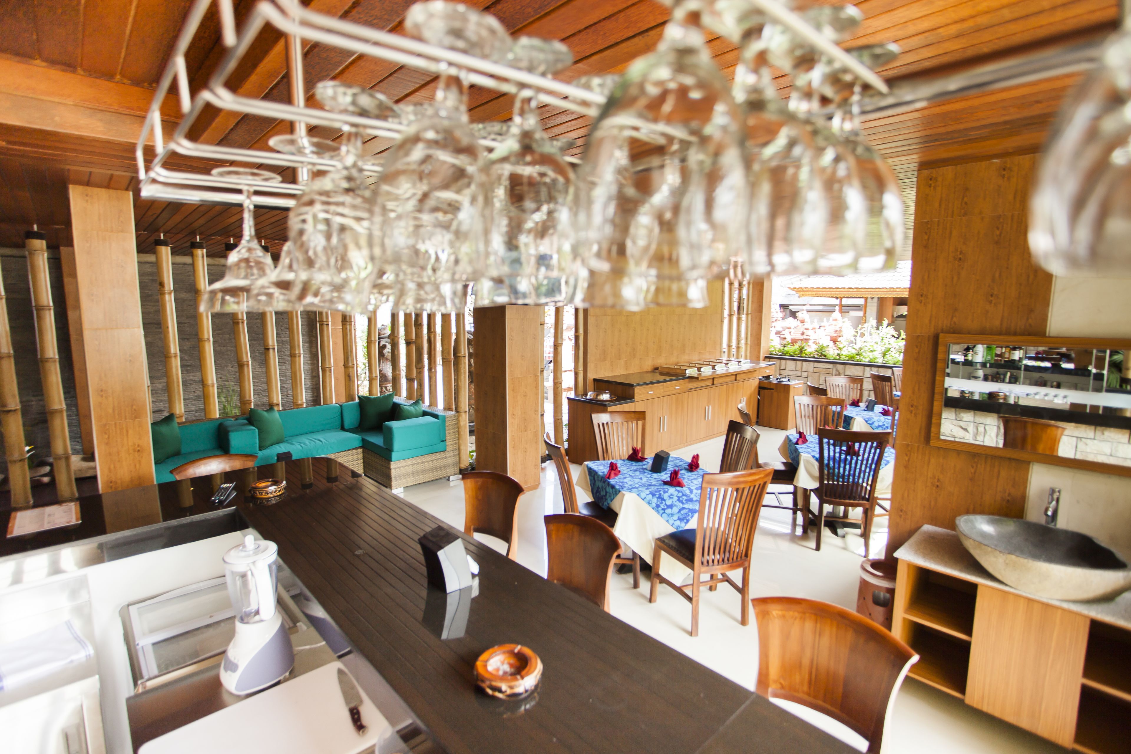 2 bars/lounges, swim-up bar, poolside bar