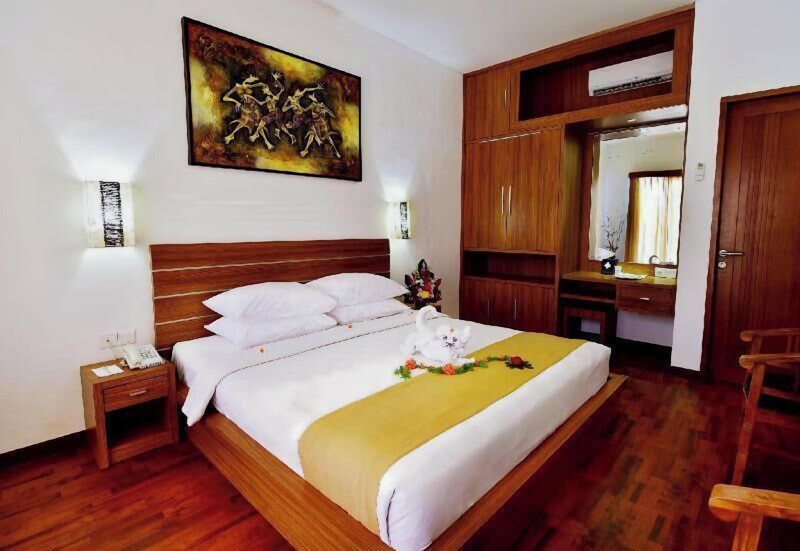 Minibar, in-room safe, desk, free WiFi