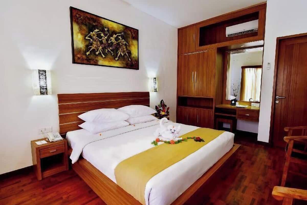 Minibar, in-room safe, desk, free WiFi