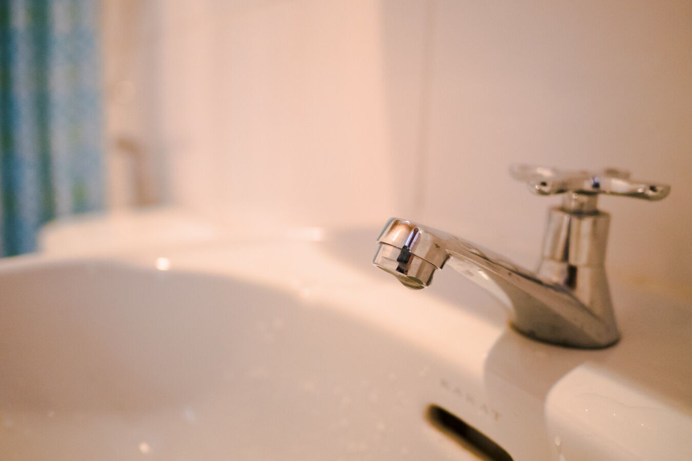 Un lavabo de baño con grifo cromado y desagüe visible.
