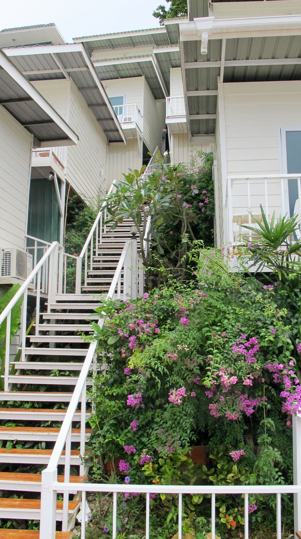 Un edificio de varios pisos con una escalera que conduce a los pisos superiores.