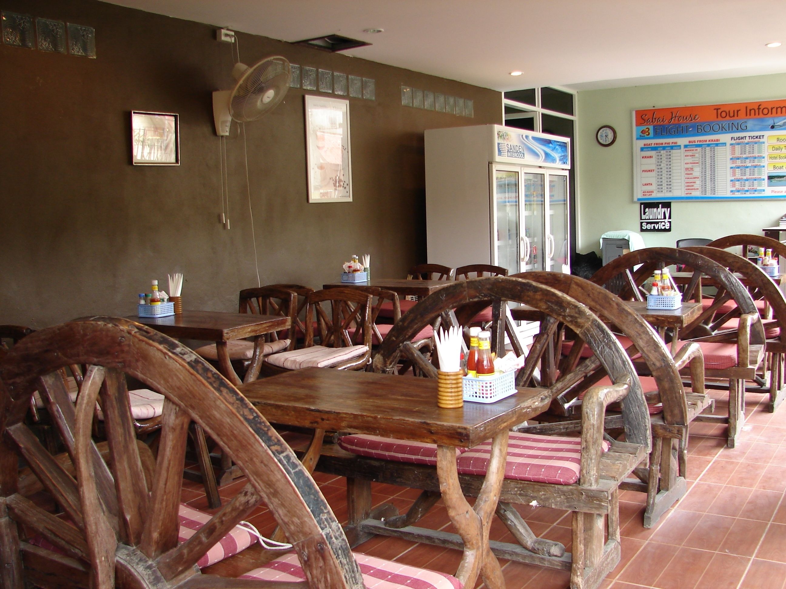 Petit déjeuner, déjeuner et dîner servis sur place, plats Cuisine thaï 