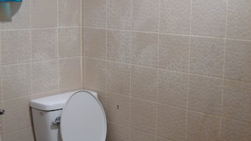 Buồng tắm vòi sen, đồ dùng nhà tắm miễn phí, khăn tắm