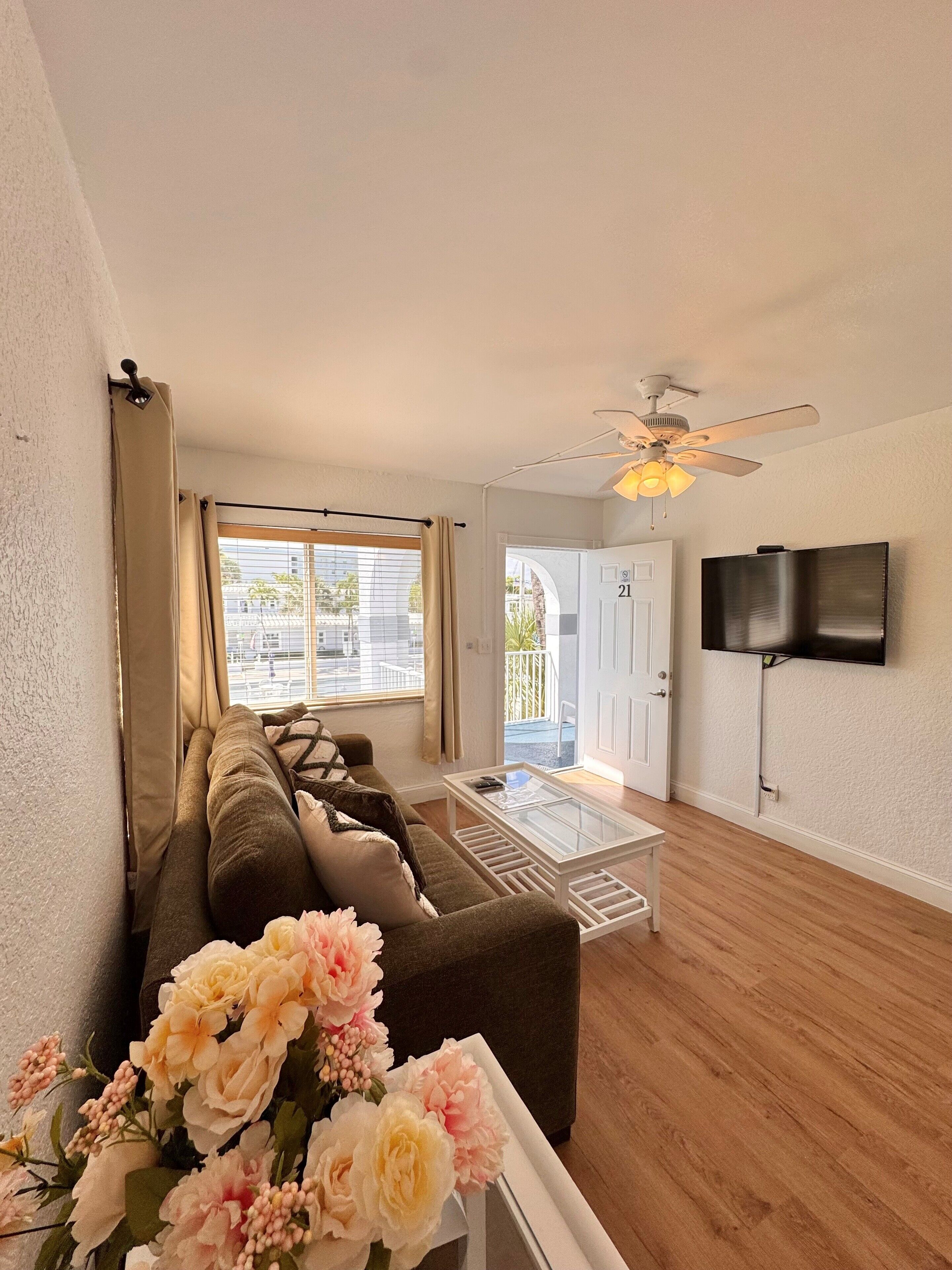 標準套房, 1 間臥室, 非吸煙房, 部分海景 | 起居區 |  LCD 液晶電視