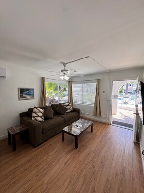 Ropa de cama de alta calidad y escritorio