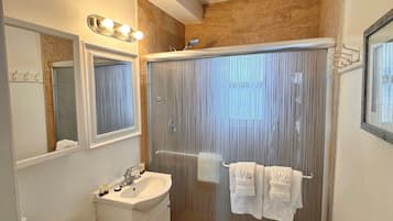 Ein modernes Badezimmer mit Dusche, Toilette, Waschbecken und Waschtisch.