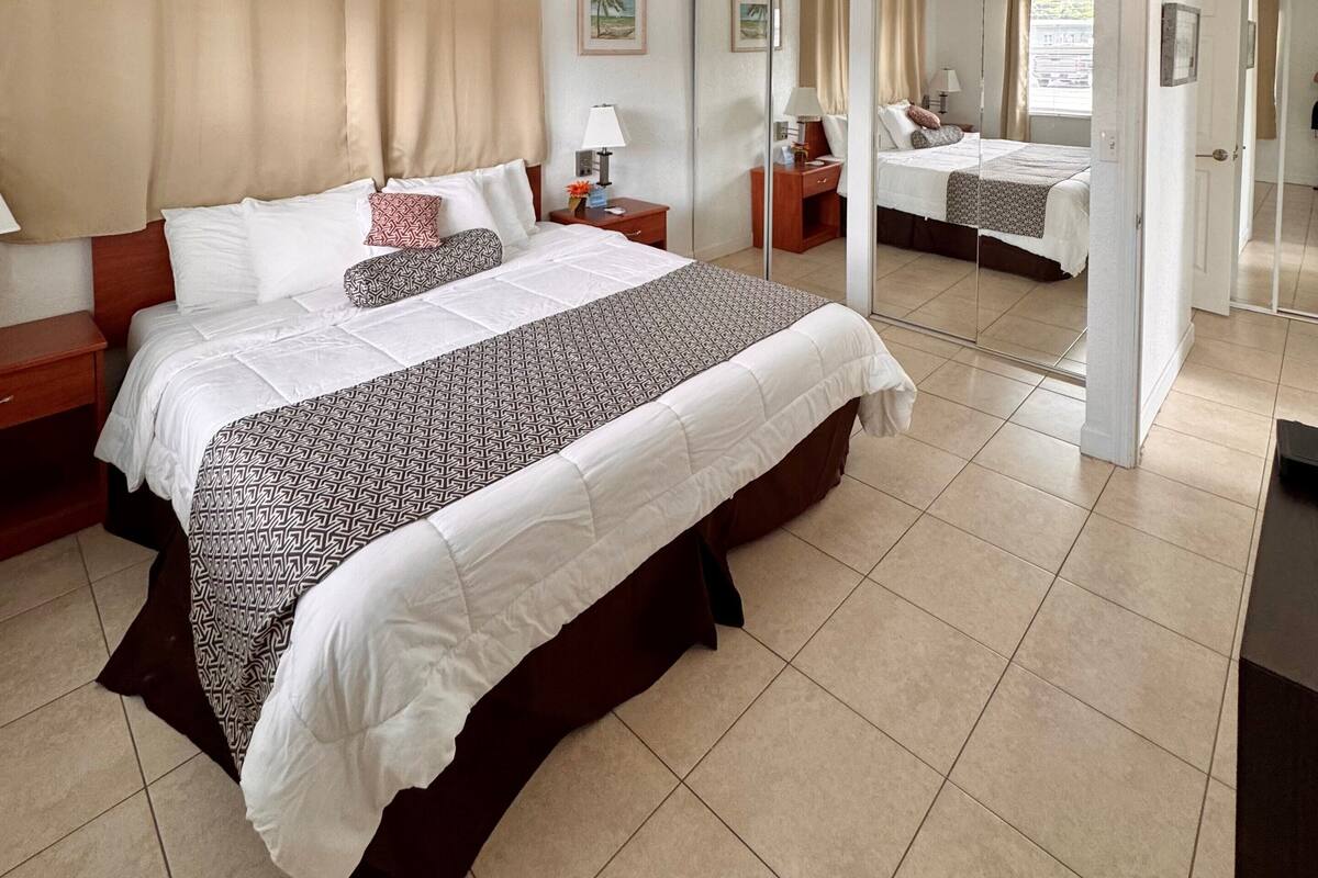 Suite Deluxe, 1 très grand lit et 1 canapé-lit, non-fumeur, vue sur la piscine | Literie de qualité, bureau, espace de travail pour ordinateurs portables