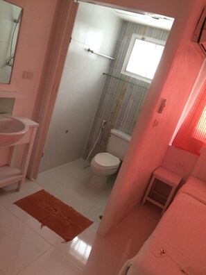 Ducha, artículos de tocador gratuitos, secador de pelo, toallas