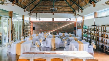 Grand Paddy View Pool Villa | Woonruimte | Een ledtelevisie