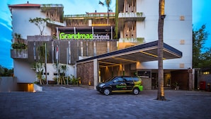 Un hotel moderno con un letrero llamativo que dice "Grandmas Hotels".