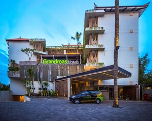 Pintu masuk properti