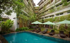 Outdoor pool - GrandMas Plus Hotel Airport (Tuban)