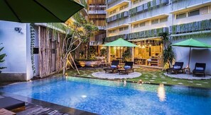 Outdoor pool - GrandMas Plus Hotel Airport (Tuban)