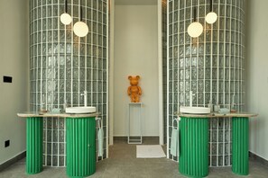 Superior Villa (with Private Pool) | Bathroom | Separate tub and shower, rainfall showerhead, free toiletries - EDEN Ubud (Ubud)