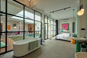 Villa – superior (with Private Pool) | Minibar, safe på rommet, skrivebord og blendingsgardiner
