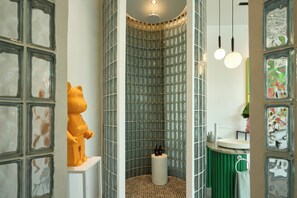 Villa – superior (with Private Pool) | Bad | Separat badekar og dusj, regndusjhode og toalettartikler (inkludert)