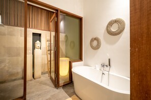 Deluxe Villa, 1 Bedroom | Bathroom | Separate tub and shower, rainfall showerhead, free toiletries - Rouge - Villas Ubud (Ubud)
