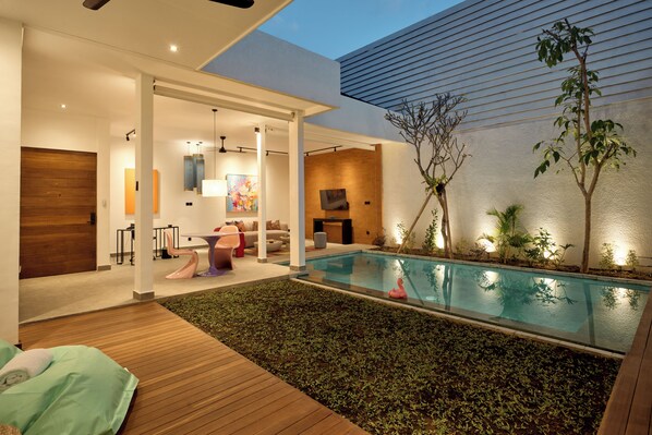 55-inch Smart TV with digital channels - EDEN Ubud (Ubud)