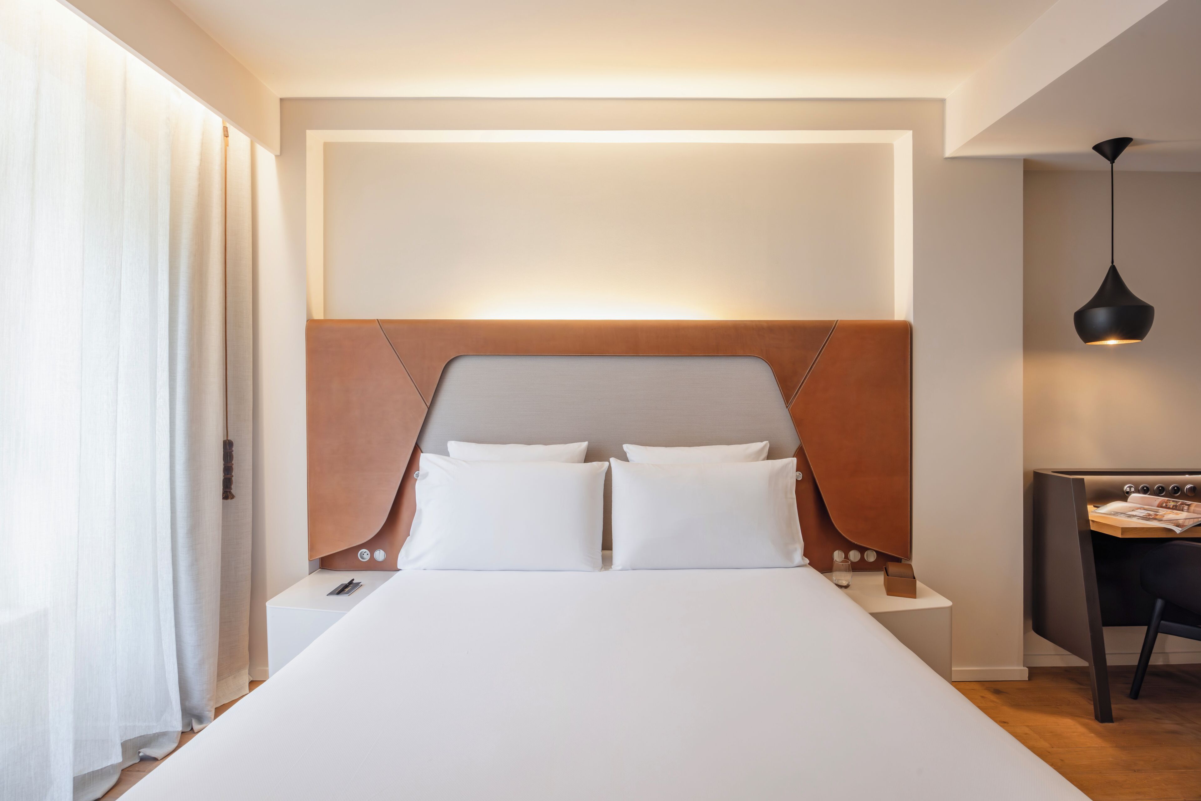 Minibar, caja de seguridad en la habitación y escritorio 
