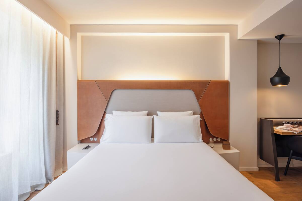 Classic Room | Minibar, in-room safe, desk, soundproofing