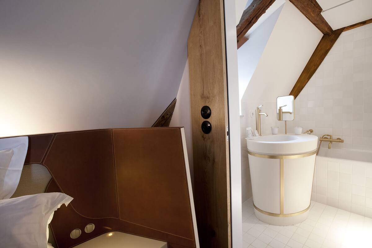 junior room | bathroom | free toiletries, hair dryer, bathrobes, slippers