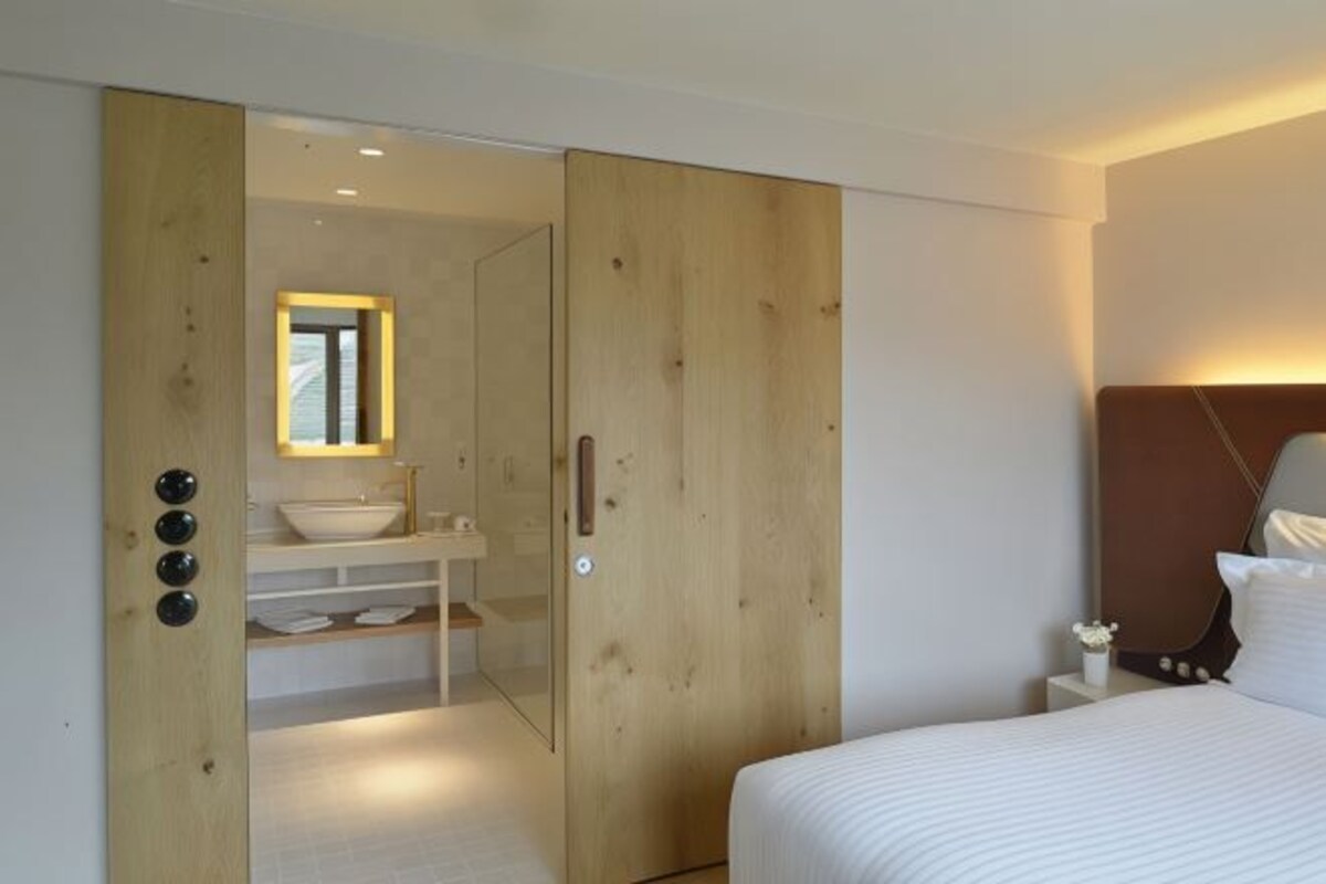 Minibar, safe på rommet, skrivebord og lydisolert