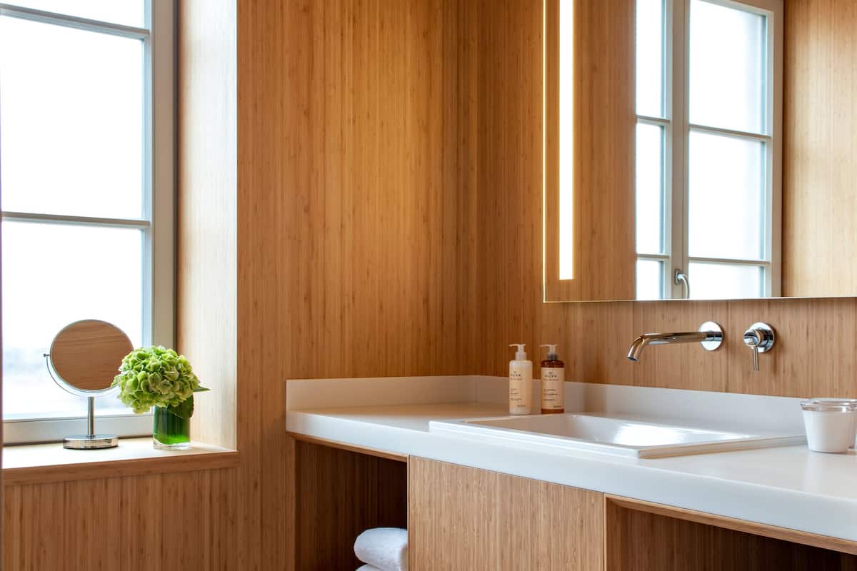 basic suite | bathroom | free toiletries, hair dryer, bathrobes, slippers